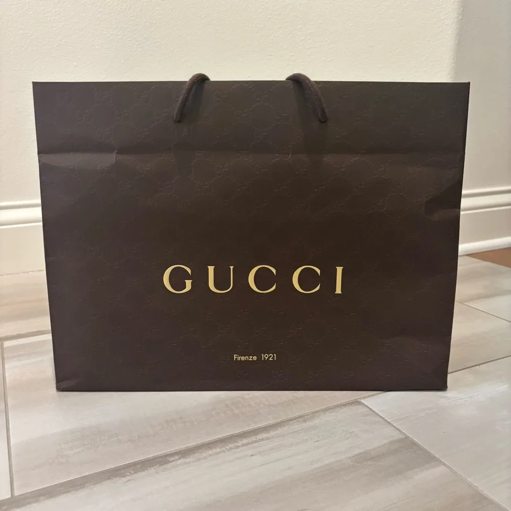 Gucci paper shopping